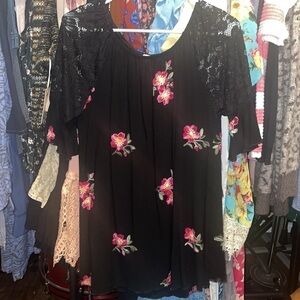 𝅺lilypad  𝅺EUC embroidered floral black tunic with lace details